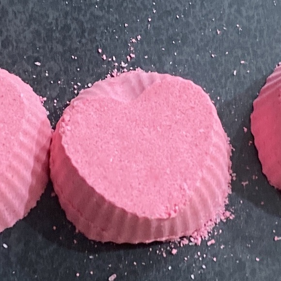 Set of 6 Heart shaped bath bombs - Picture 3 of 3